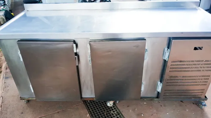 Balcão de Encosto Refrigerado Seminovo em inox, 2 metros de comprimento, 127 V.