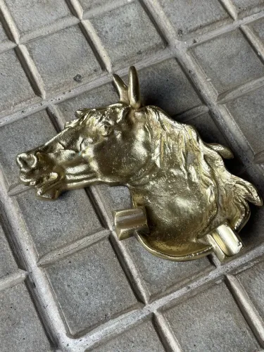 Antigo cinzeiro de cavalo em bronze
