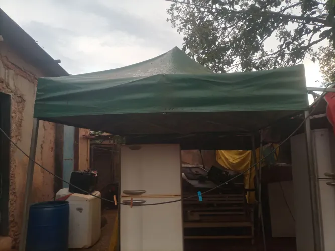 Vendo tenda 2 por 2 bem conservada ferragens boas