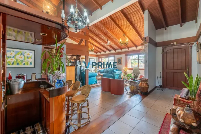 Casa semimobiliada com 385m², 3 suítes, piscina e espaço gourmet na Chácara das