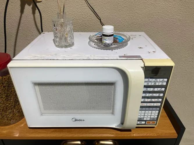 Máquina de lavar e microondas 
