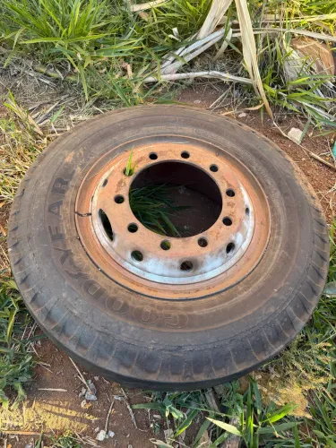 Roda e pneu 900