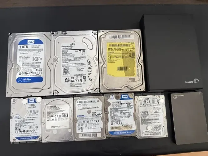 Lote 7 HDs SATA - 4,98TB no total + 2 cases de brinde