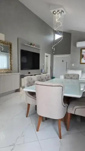 CONDOMÍNIO ALPHA GARDEN, VENDO BELÍSSIMA CASA COM 3QUARTOS SENDO 1 SUÍTE, FINO ACABAMENTO