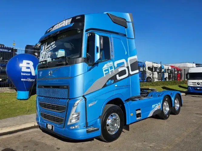 Volvo FH 540 6x4 Bug Leve Susp Mola Ano 24 Baixo km Freio a tambor Multimídia Geladeira