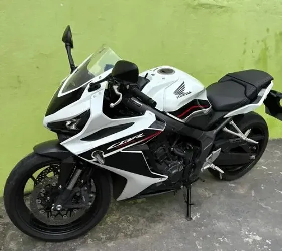 CBR 650R top demais 6 mil km