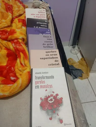 Vende-se livros da Amanda Lovelace