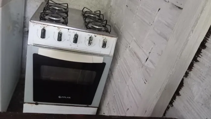 Vendo um fogão TD fosonando forno ais quatro bocas