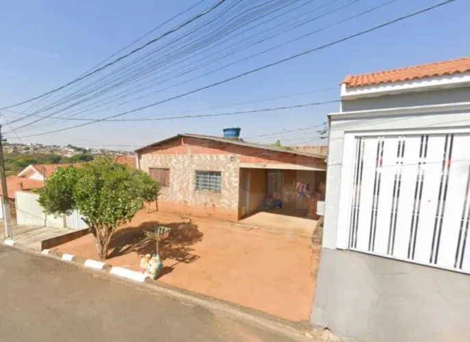 GUAXUPÉ/MG  Casa com 2 quartos e uma garagem no bairro Bela Vista