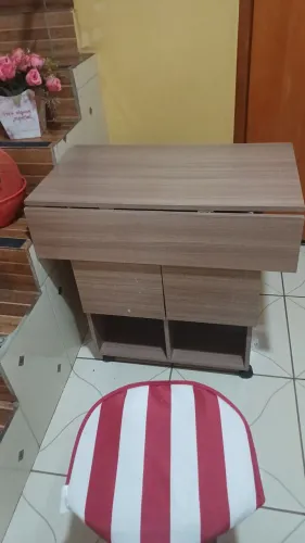 Mesa dobrável com banquetas