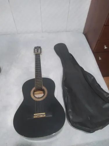 Violão preto