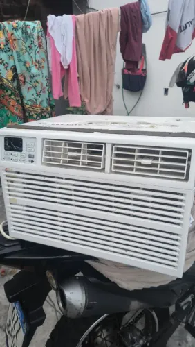 Vendo ar condicionado com 2 messes de uso(sem controle)
