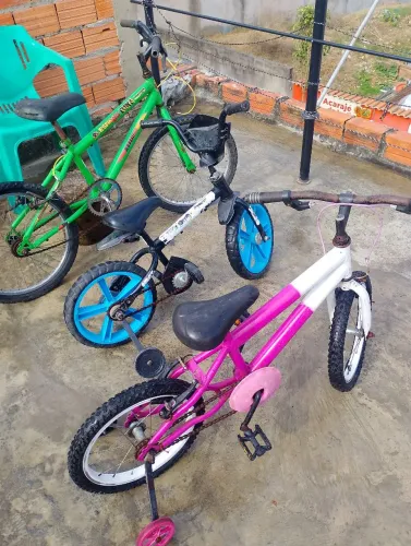 As três Bicicletas por 200 reais falta fazer poucas manutençoes 