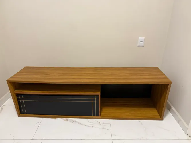 Rack para TV em MDF Amadeirado com Detalhes Pretos
