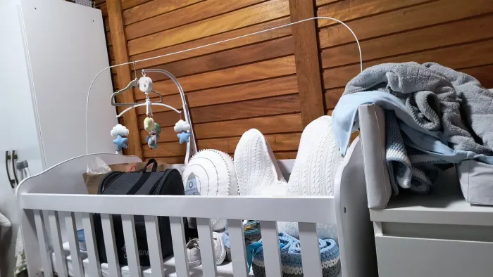 Berço com colchão e varal para mosquiteiro