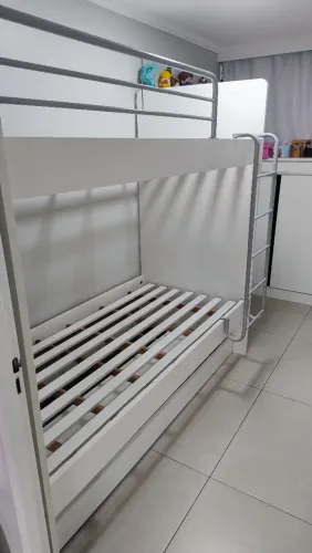 Beliche branca com cama auxiliar