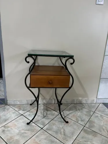 Mesa de cabeceira em ferro e madeira