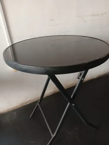 Mesa bistrô em metal com tampo de vidro preto