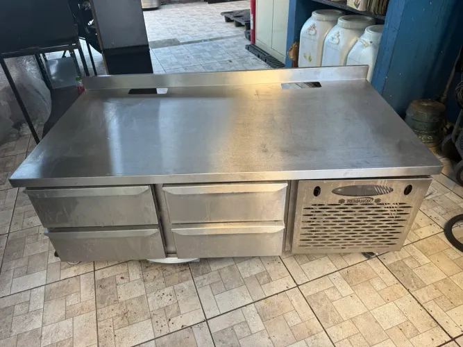 Balcão com 4 gavetas refrigerada