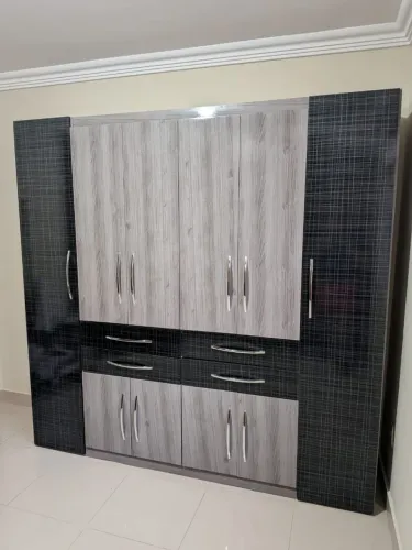 Quarda roupa grande 6 portas preto / cinza