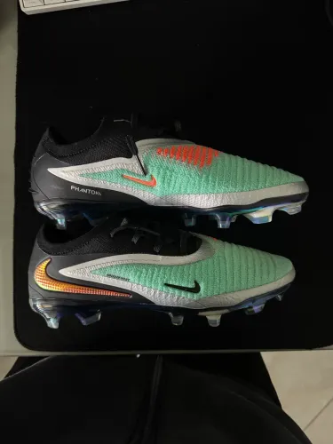 Chuteira Nike Phantom 6 Elite FG em verde e prata.