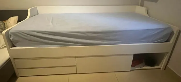 Cama solteiro planejada com gavetas