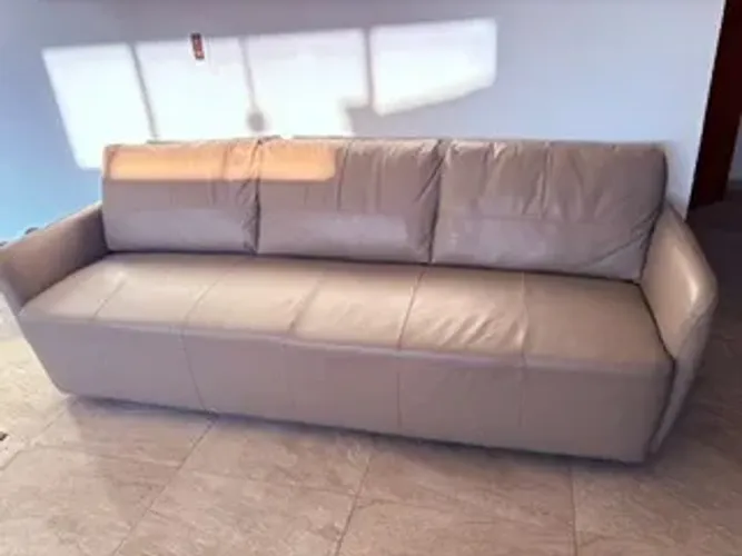 Sofa em couro excelente estado conservação. Novo, novo, novo.