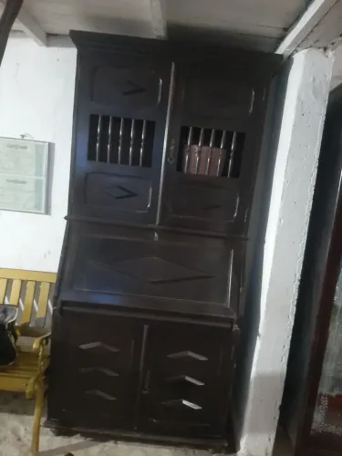 Vendo um lindo armário escrivaninha pequeno antiga