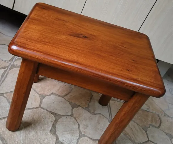 Mesa de madeira vinhático, para centro de sala ou infantil.