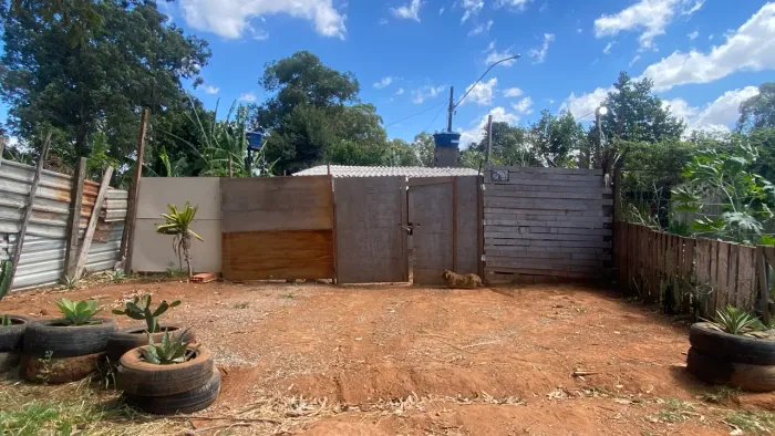 Lote com casa de quatro cômodos.