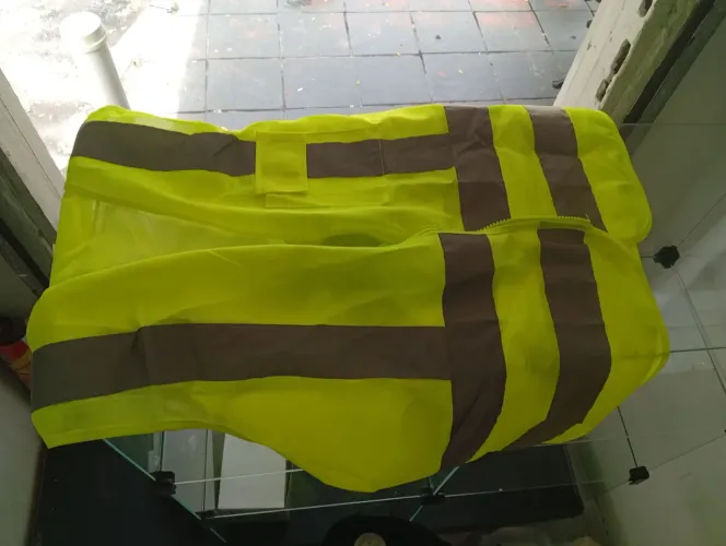 Colete da cor amarela 