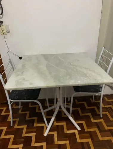 Mesa com 2 cadeiras