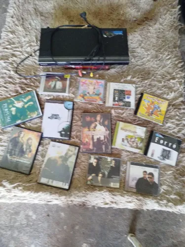 Aparelho de DVD com mais de 300 DVDs e CDs