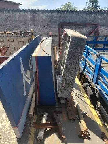 Toldo e placa de publicidade 