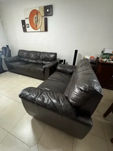 Jogo de Sofá de Couro 3 e 2 lugares cor Café.