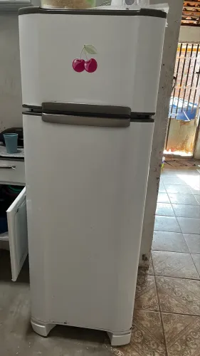 Vende-se geladeira esmaltec
