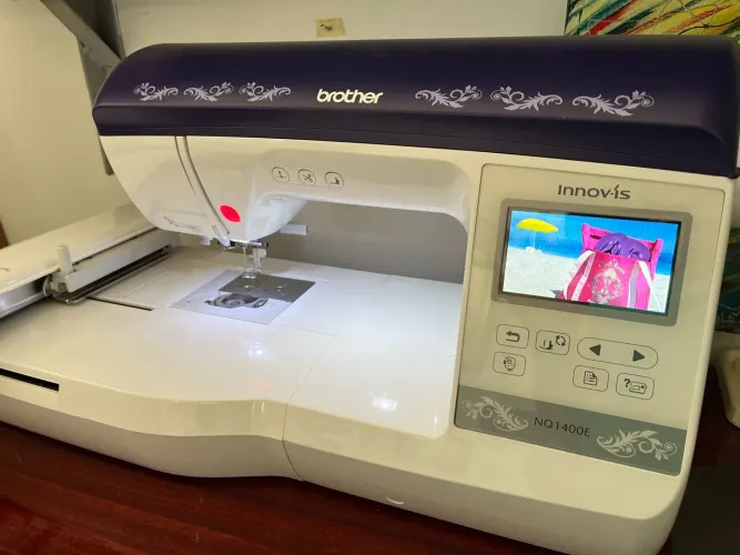 Máquina Bordar Brother 220V NQ1400E