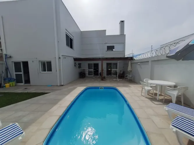 Casa na Zona Norte com 3 Dormitórios e 3 Suítes, Lareira, Churrasqueira e Piscina Aquecida