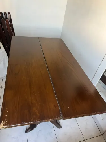 Mesa de madeira grande estilo bar/boteco com cadeiras