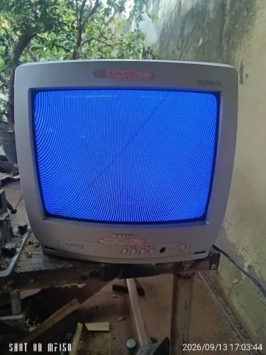 Vendo TV antiga Semp funcionando falta conversor não tem som