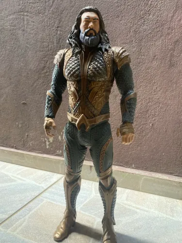 Boneco Aquaman - braços e pernas articulados