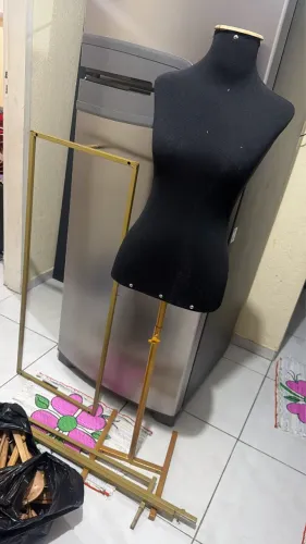 Vendo maniquin e arara