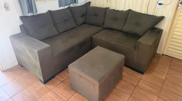 Jogo de Sofá de canto com almofadas e um puff 