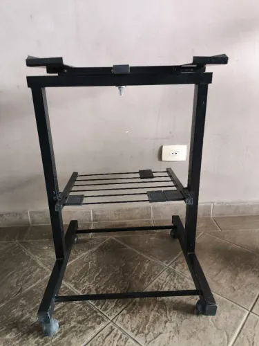 Suporte preto com rodinhas tamanho grande 