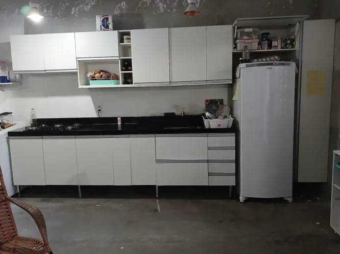 Cozinha Completa com Armários e Bancada de Granito