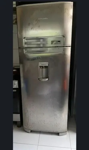 Geladeira Electrolux com motor queimado.