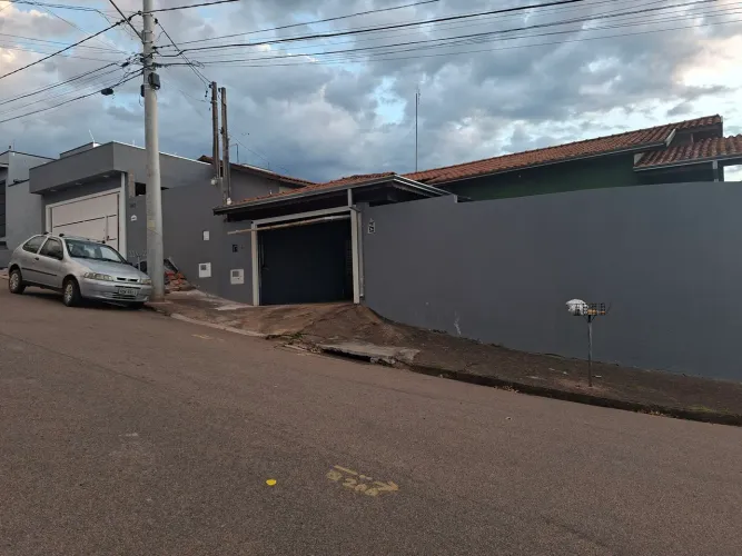Casa de esquina ótima localização