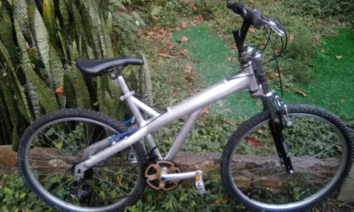 Bicicleta Caloi TType Aro 26 / 21v Alum. Suspenção dois andares . Perfeita .
