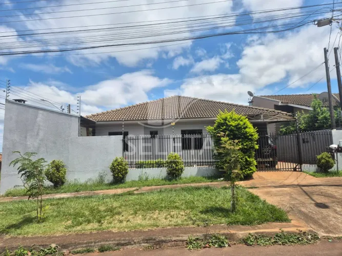 Casa a Venda de esquina com piscina e área gourmet próxima à Unioeste