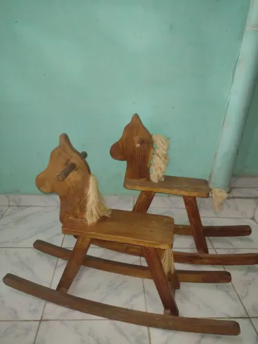 Cavalinho de Balanço em Madeira Maciça - Brinquedo Retrô/Clássico"